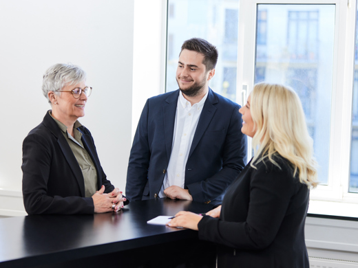 Møde blandt tre personer